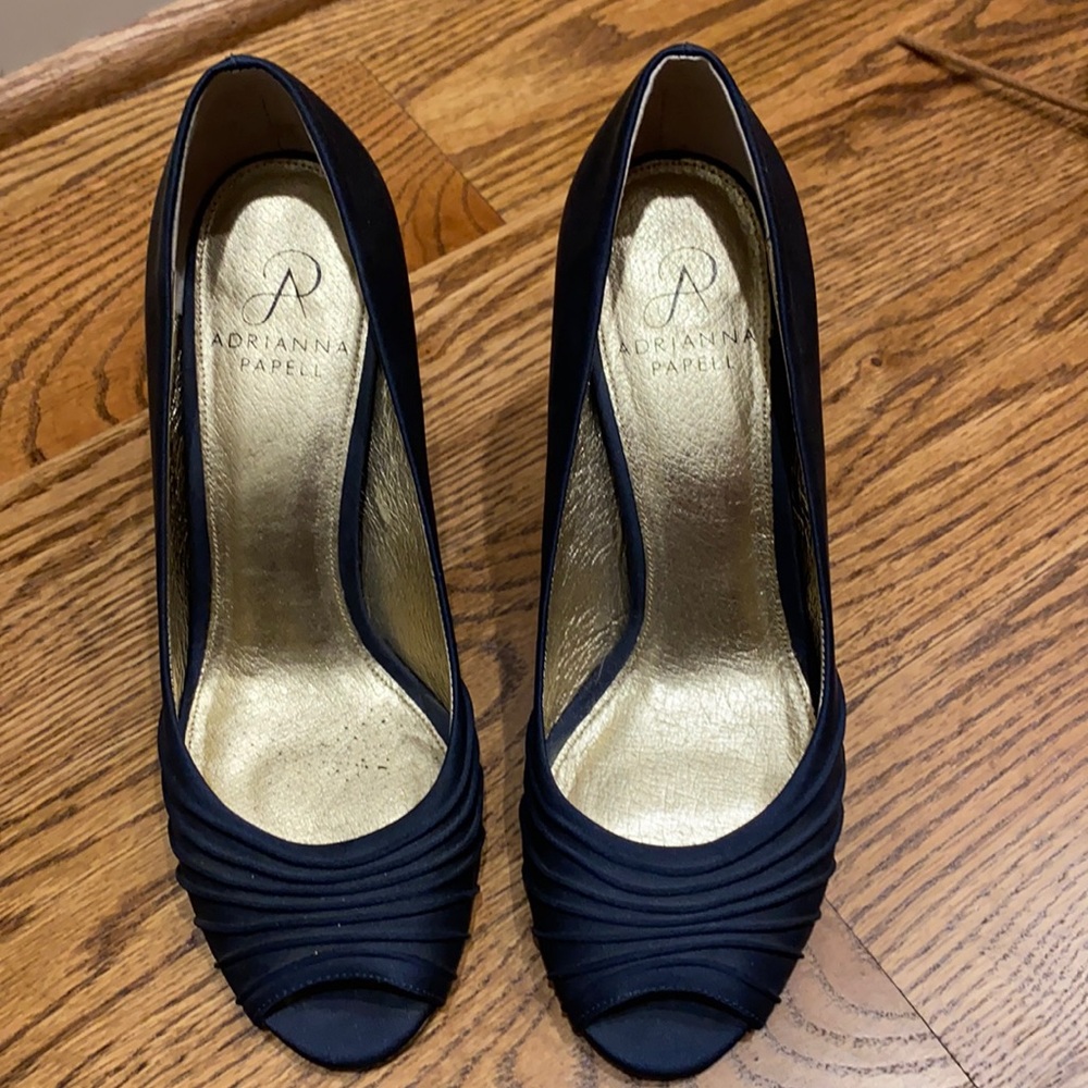 Gorgeous Adrienne Papell navy heels